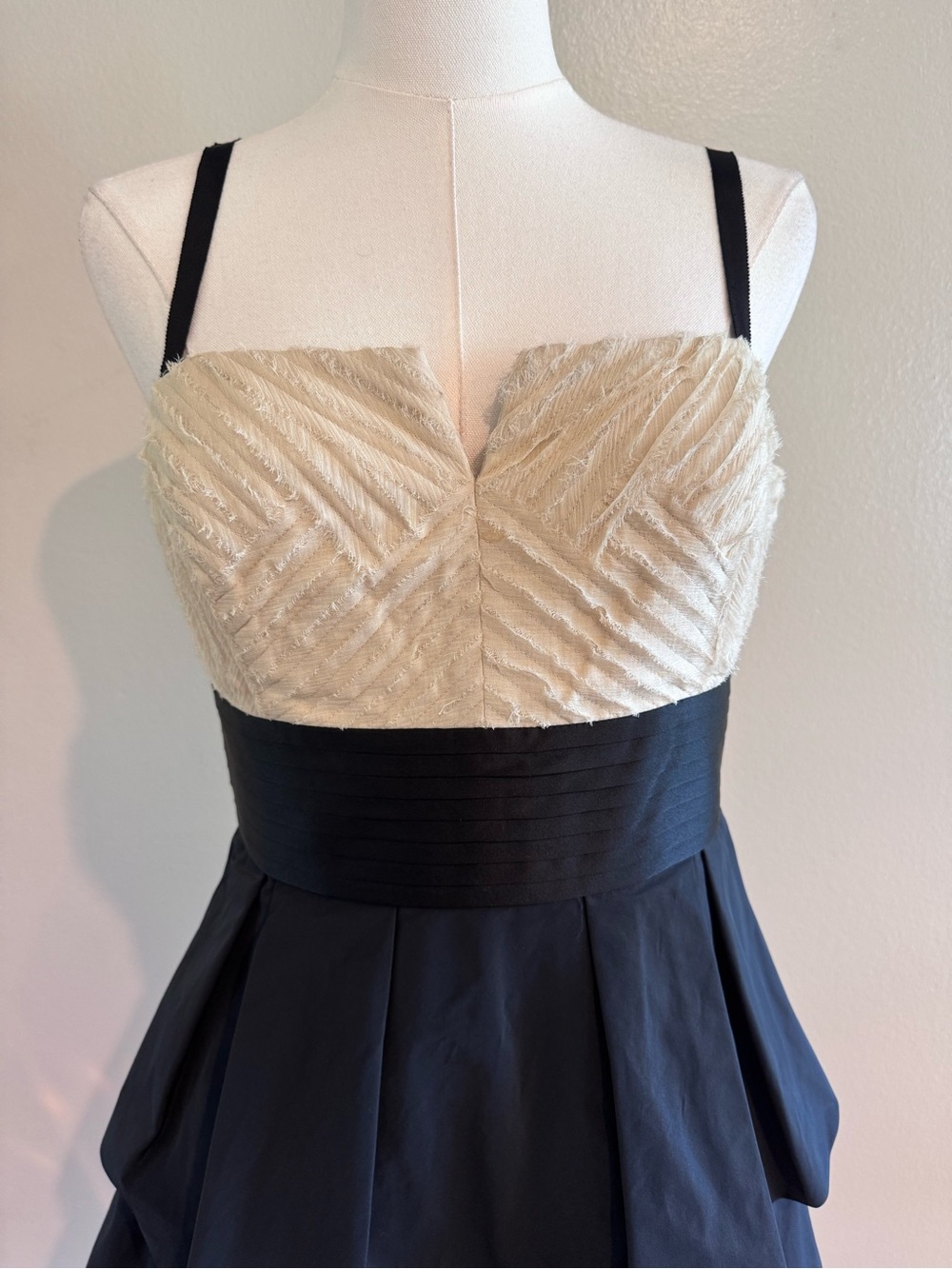 BCBGMAXAZRIA Black Ivory Silk Blend Tiered Party Dress Size 8 - Picture 4 of 13